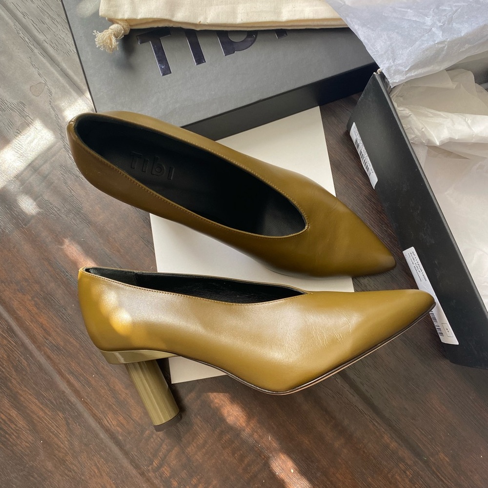 Tibi NWT olive green leather shoes with geometric heel design
